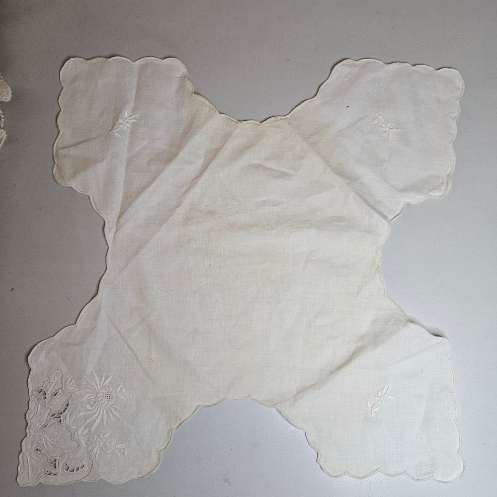 Vtg Hand Embroidered Napkins Basket Liners Set 3 Floral Cutwork Lace Scalloped - Picture 8 of 10